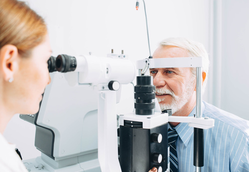 Dificuldade de visão pode aumentar o risco de queda em idosos